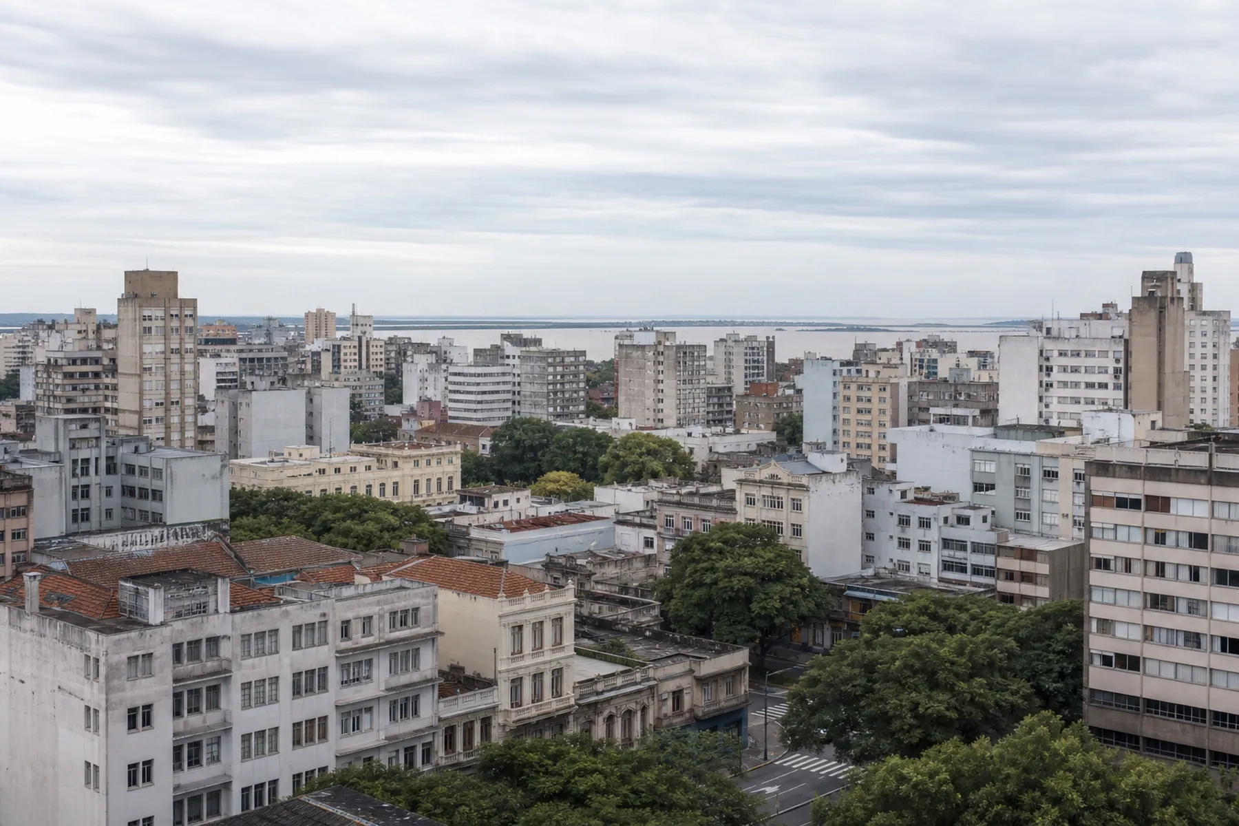 Vista aérea do Centro Histórico de Porto Alegre, com o Guaíba ao fundo.